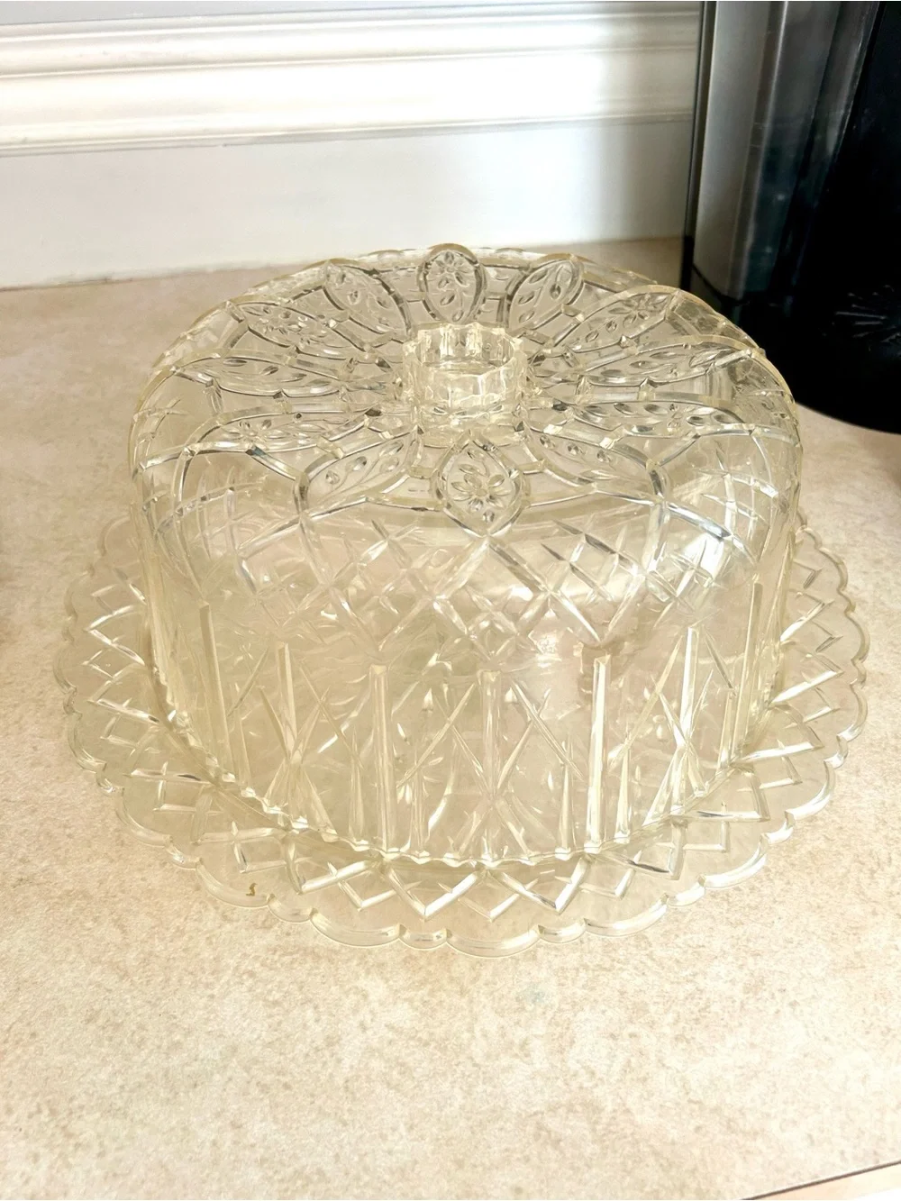Vintage 2 piece cake or pie carrier lucite/acrylic dome & plate